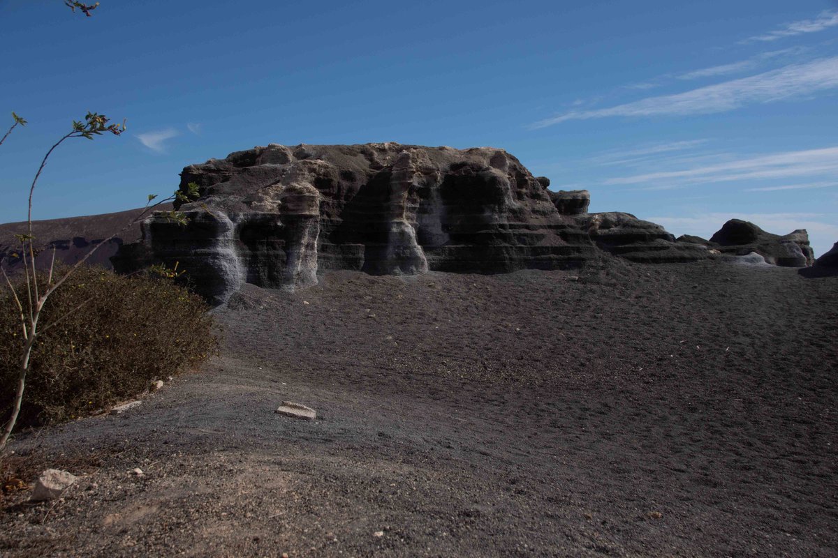 GeologistsCat's tweet image. Today we are again on #Lanzarote for #VolcanoThursday. This place is called #CiudadEstratificada-#StratifiedCity. Its a bizzare #landscape purrfect for #hedgewatch &amp;amp; made of layers of #volcanic ash. The layers #weathering resistance is varying - thus the shapes.
#geology #volcano