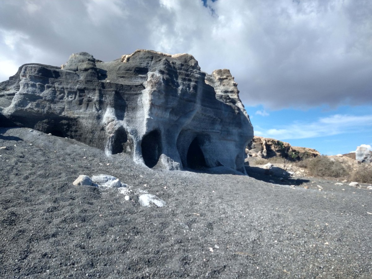 GeologistsCat's tweet image. Today we are again on #Lanzarote for #VolcanoThursday. This place is called #CiudadEstratificada-#StratifiedCity. Its a bizzare #landscape purrfect for #hedgewatch &amp;amp; made of layers of #volcanic ash. The layers #weathering resistance is varying - thus the shapes.
#geology #volcano