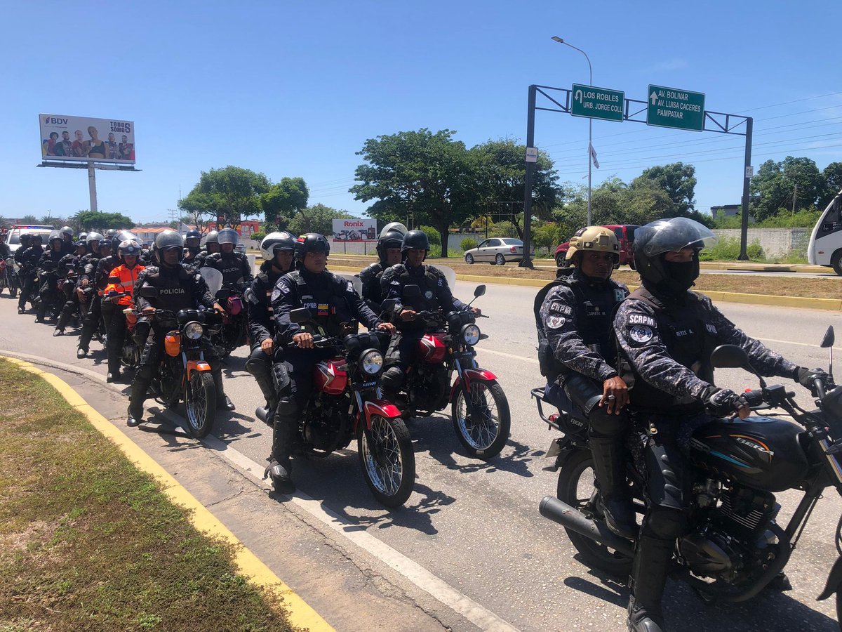 Transito_nvaesp's tweet photo. Desde el estado Nueva Esparta funcionarios @pnbvzla pertenecientes al servicio de @transitocpnb_, realizan despliegue de seguridad ciudadana, con el objetivo de prevenir incidencias negativas y de igual manera ofrecer protección y fomentar un ámbito más seguro. https://t.co/1WW4WOLe92