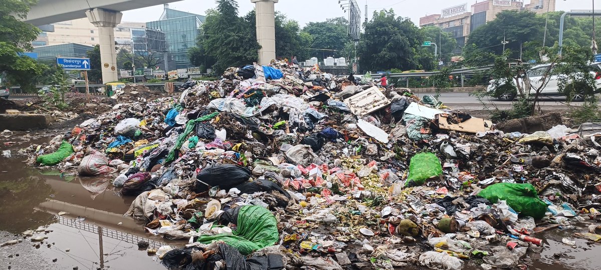 gsinglajourno's tweet photo. #Gurgaon नगर निगम अधिकारियों के काबू में ये कूड़ा नही आ रहा। #MGRoad
#DLFPh2 बोगनविले मार्ग एंट्रेंस का ये हाल।इस सड़क को मॉल रोड भी कहा जाता हैं।
@MunCorpGurugram @DC_Gurugram @cmohry https://t.co/nYlmmPgLeh