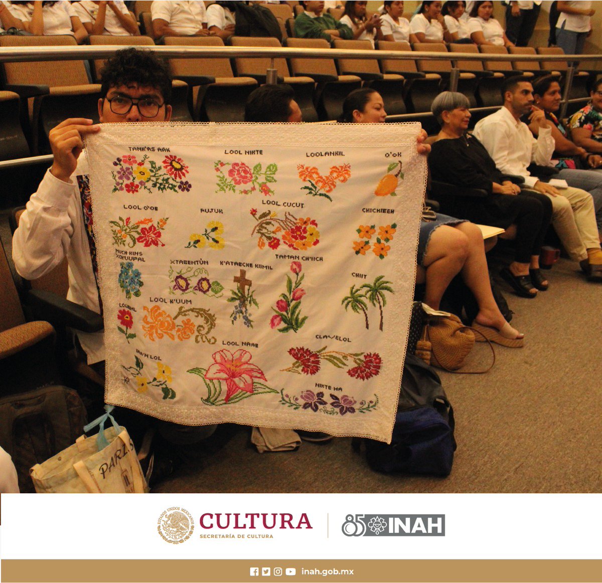 inahcampeche's tweet photo. 🌺Segundo día del 𝐂𝐈𝐄𝐒𝐏𝐂𝐈

Presentación del Plan de Salvaguardia del Bordado Maya Yucateco, a cargo de la especialista en bordado textil y PCI, Silvia Terán, quien estuvo acompañada de las bordadoras Karen Itza, Cándida Jiménez y Mayra Chi

 #CIESPCI #PatrimonioInmaterial https://t.co/R5EJlp3dZa