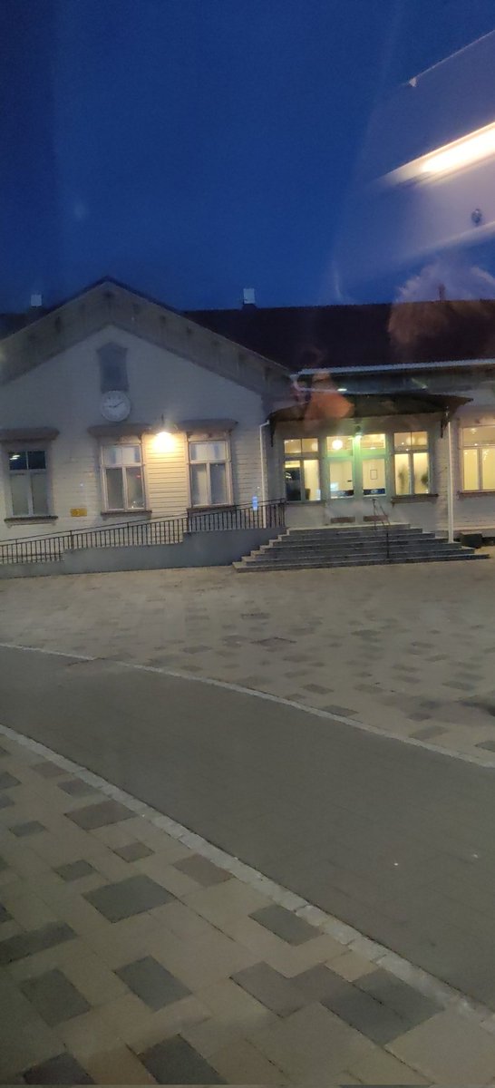 Tänään ajattelin kirjoittaa junassa artikkelia ja mennä istumisen jälkeen balettitunnille Joensuussa, mutta juna-bussi-juna-bussi-seikkailun jälkeen olen Joensuussa vasta nyt 22:08 enkä 17:51