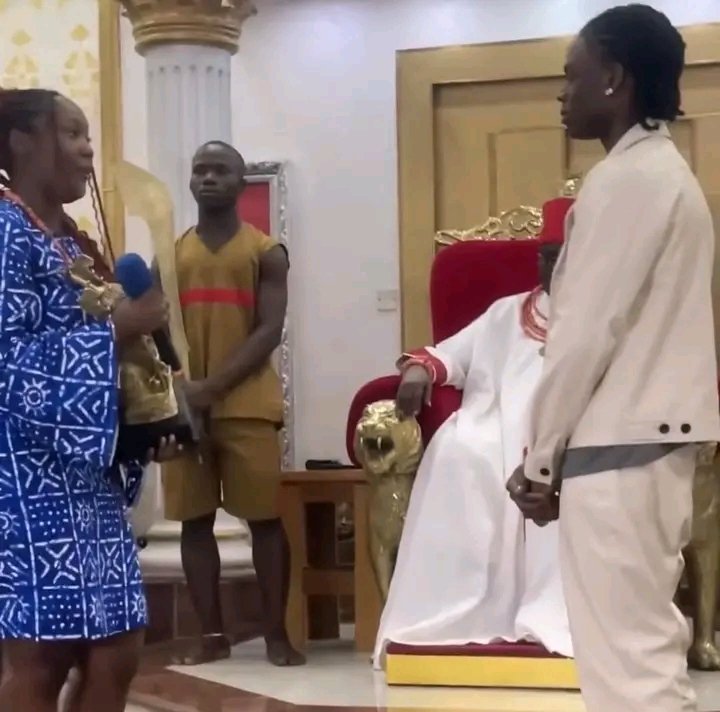 lushotz's tweet photo. Oba of Benin presents a royal gift to Rema ๐๐คด๐พ https://t.co/iLhHwCjZLA