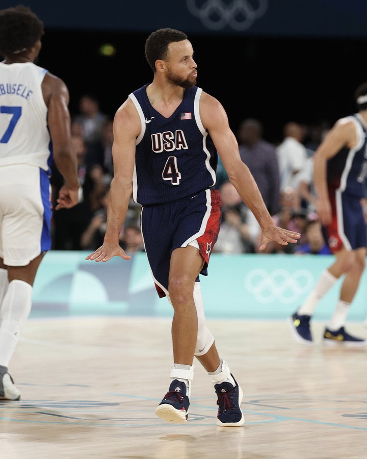 phlex18's tweet image. Mount is injured, United lose another attacking midfielder. Keep it cool, we might get Sterling off our wage bill soon😁