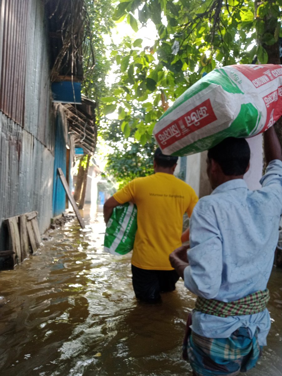 Imsuz_on's tweet photo. Our team Volunteer for Bangladesh (VBD) Noakhali District has identified areas and is working to provide necessary dry food to those in need. 

#FloodinBangladesh #FloodRelie 
@JAAGOFoundation @VforBD #BangladeshisSinking
@KorviRakshand https://t.co/RmPTyFjJ8I