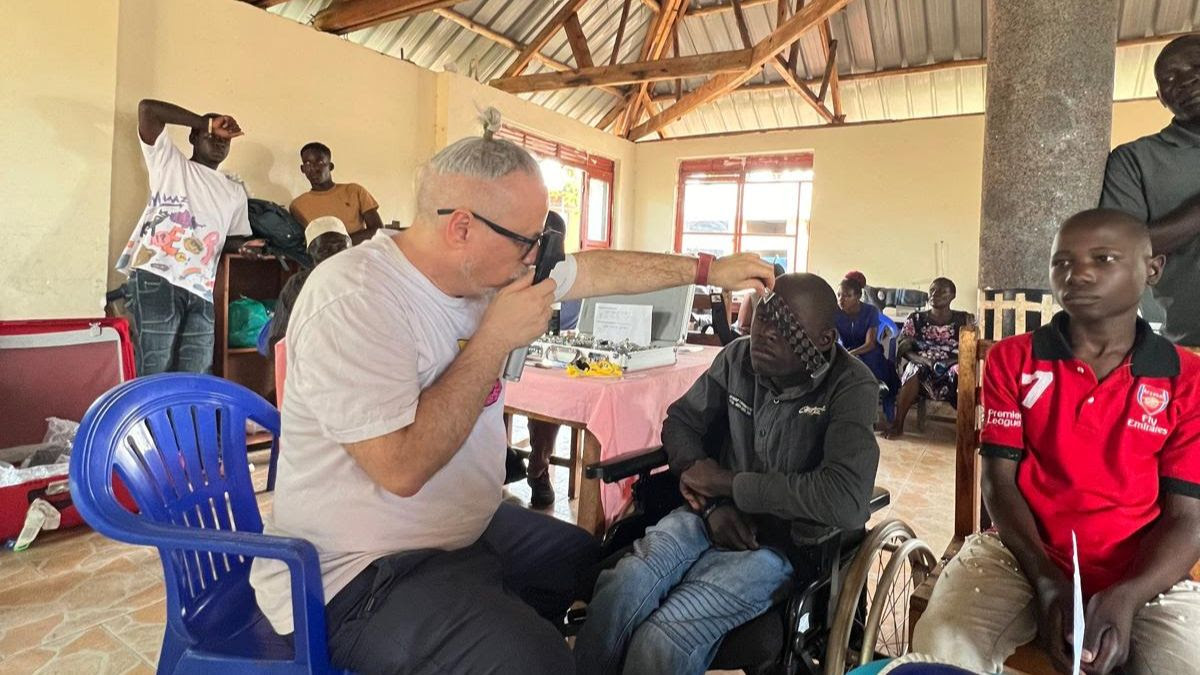 Presentamos los resultados y la experiencia de nuestra reciente campaña de salud visual y auditiva en Uganda. En colaboración con Fundación Dentistas Sobre Ruedas y Fundación Cione Ruta de la Luz. 
Muchas gracias por hacerlo posible! 😍
saluganda.org/colaboracion-c…