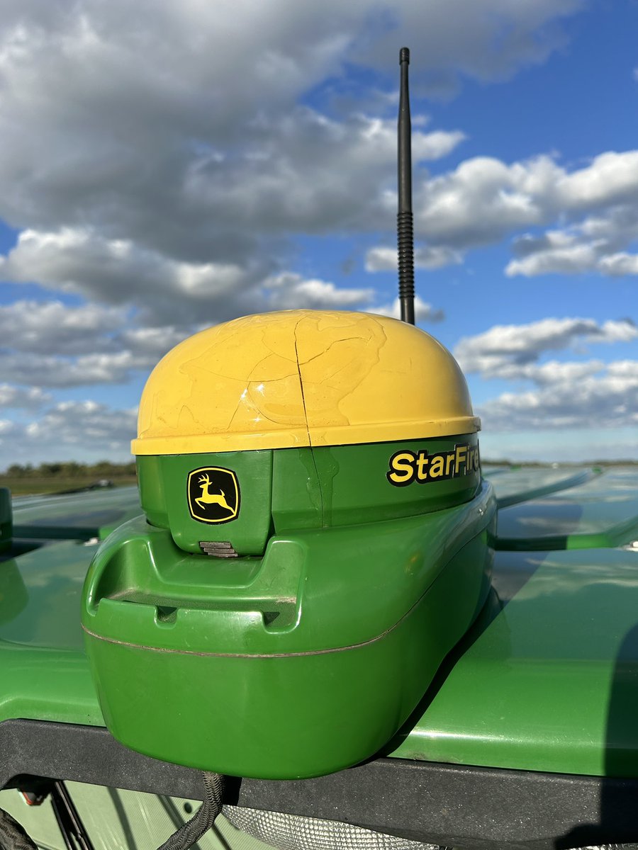 ndrockfarmer's tweet photo. Any interest in a JD SF3000 RTK Globe, done cracked but has been sealed up and works like new, willing to possibly trade for a 2630 #agtwitter #tradio https://t.co/b2ANAPKmFd