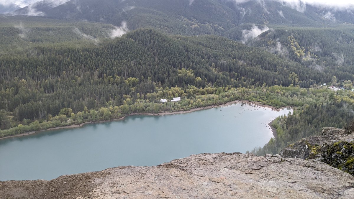 Nature at its finest! Check out this breathtaking view and the majestic wildlife 🏞️🐻
#Nature #Wildlife #Adventure #Explore