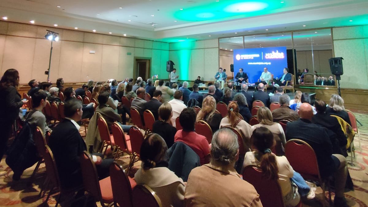 Uruguay Natural (@uruguay_natural) on Twitter photo Punta del Este recibió al Plenario de Municipios de Uruguay y en este marco se realizó la Cumbre Climática de Municipios junto a Fundación Ciudades. De la actividad participó el Ministro <a href="/DrESanguinetti/">Eduardo G Sanguinetti</a>. Punta del Este recibió al Plenario de Municipios de Uruguay y en este marco se realizó la Cumbre Climática de Municipios junto a Fundación Ciudades. De la actividad participó el Ministro <a href="/DrESanguinetti/">Eduardo G Sanguinetti</a>.