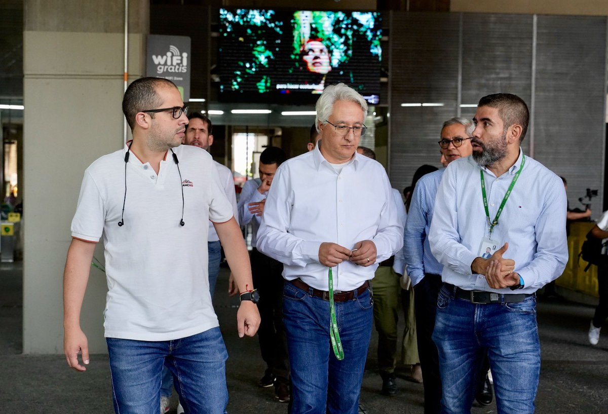 MinTransporteCo's tweet photo. #NosMovemosPorLasRegiones | La Unidad de Movilidad Urbana Sostenible del Ministerio revisó con @metrodemedellin los avances del Metro de la 80, para el beneficio de más de un millón de personas.🤝🚆 Así fortalecemos la conectividad metropolitana y proyectos férreos de #Antioquia. https://t.co/7VKv6FucSx