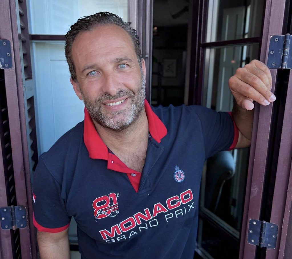 Enjoying summer and smiling whenever I'm with my friends!. I need to surround myself with positive, and grateful, people that add up and make you laugh and confidence just by knowing you have them! Good energy is there to be shared believe me .
#peaceofmind