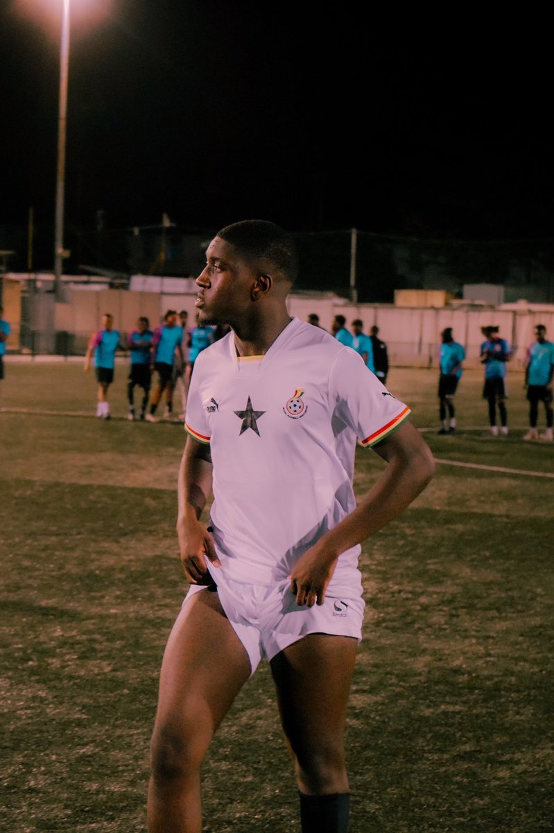 emzo🚶🏾 tweet media