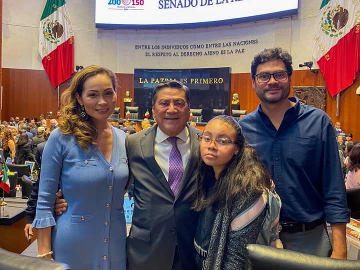 Mi familia es mi fortaleza!!! Gracias a mi esposa Mayra Enríquez, a Palomita y a Óscar por acompañarme en este día tan especial y por inspirarme siempre a construir un mejor país. 

#CantónSenador #Morena