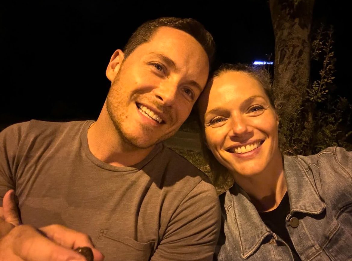 juu_series's tweet photo. We win 💛 #weloveyoutracy #WeLoveYouJesse #alwaystrasse https://t.co/1Bfw6OYA94