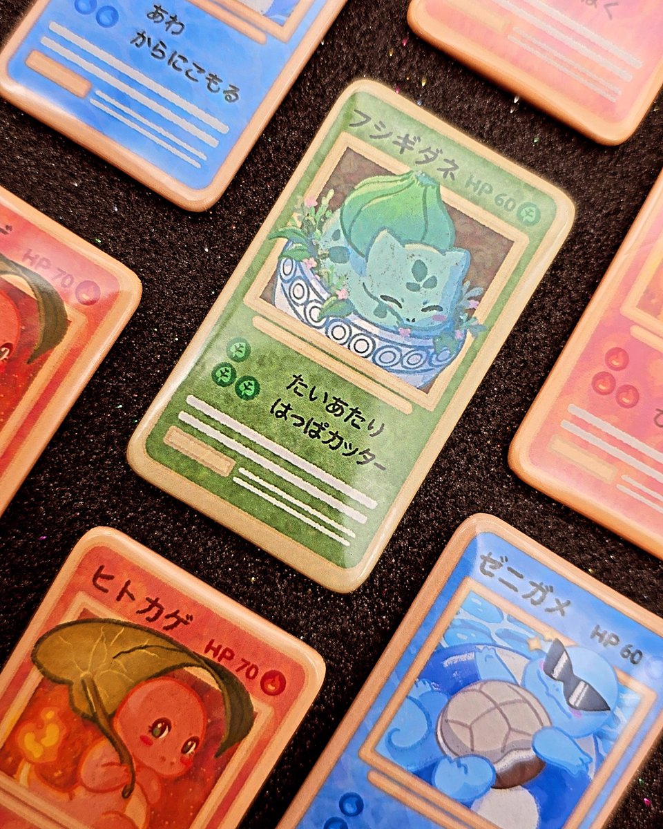 powerbottons's tweet photo. Como lida com uma fofura dessas que @giurassicart fez? Cartinhas com os iniciais classicos de Pokemon em um botton retangular e cada um com um holográfica diferente https://t.co/LzzOGvoya3