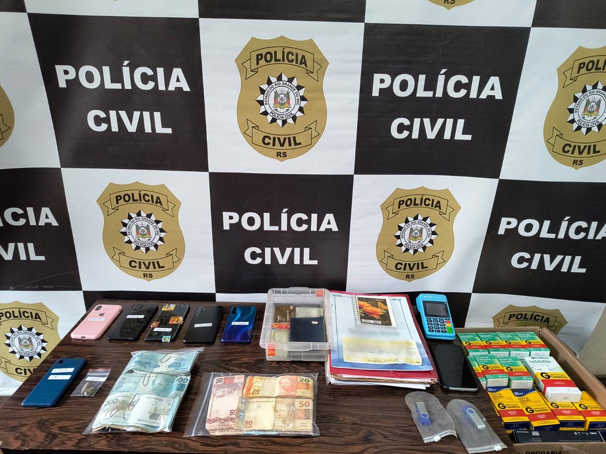 Polícia Civil apreende celulares, documentos e dinheiro durante ação no combate ao tráfico de drogas em Santo Antônio da Patrulha. A ação teve o apoio da Brigada Militar e do Ministério Público.
#DP_SantoAntônioDaPatrulha