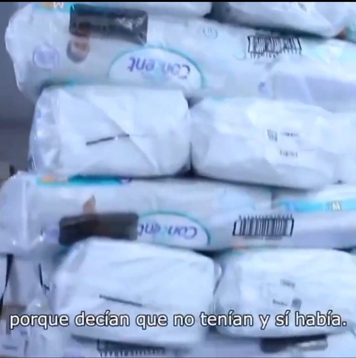 FisicoImpuro's tweet image. TODO el país vio en VIVO Y EN DIRECTO como a unos abuelitos le negaron los pañales en Audifarma delante del superintendente y este mismo fue al almacén y encontró una hijueputa montaña de pañales. Aún así, con tremenda evidencia grabada en video, sale Revista Semana a decir que…