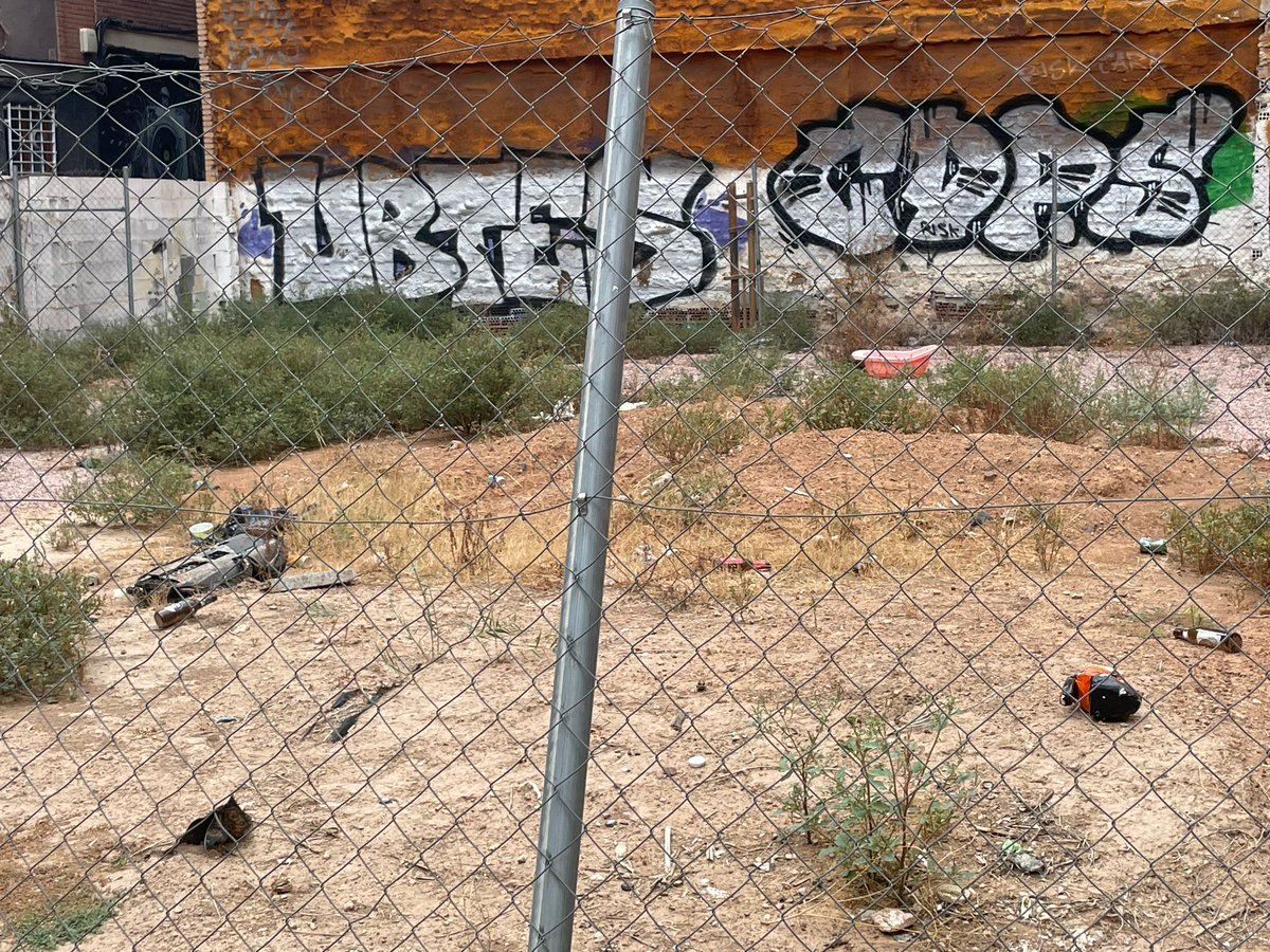 <a href="/AytoMurcia/">Ayuntamiento de Murcia</a> <a href="/pititorres/">Pilar Torres</a> ¡Qué genial! Cuando terminéis con los mosquitos, mirad a ver si podéis volver a pasaros por HuertoLab y pensad si así está mejor o cuando el vecindario lo mantenía limpico y con actividades varias...