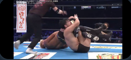 WrestlingWwr's tweet photo. كلا المصارعين اخضعا خصميها لكي يصلا لقب https://t.co/fw4FeAJAvI