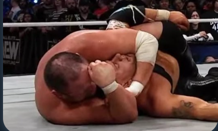 WrestlingWwr's tweet photo. كلا المصارعين اخضعا خصميهما لكي ينالا اخر انجازين معتبرين في مسيرتهما https://t.co/iNYjpTsxiK