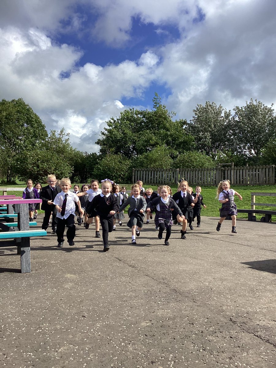 chapelhallPS's tweet image. Primary 1 had the BEST time outdoors at lunch today! 🌈 From playing games to laughing non-stop, they made the most of every minute! Such a happy bunch! 💜🖤💜 #P1Fun #OutdoorAdventures