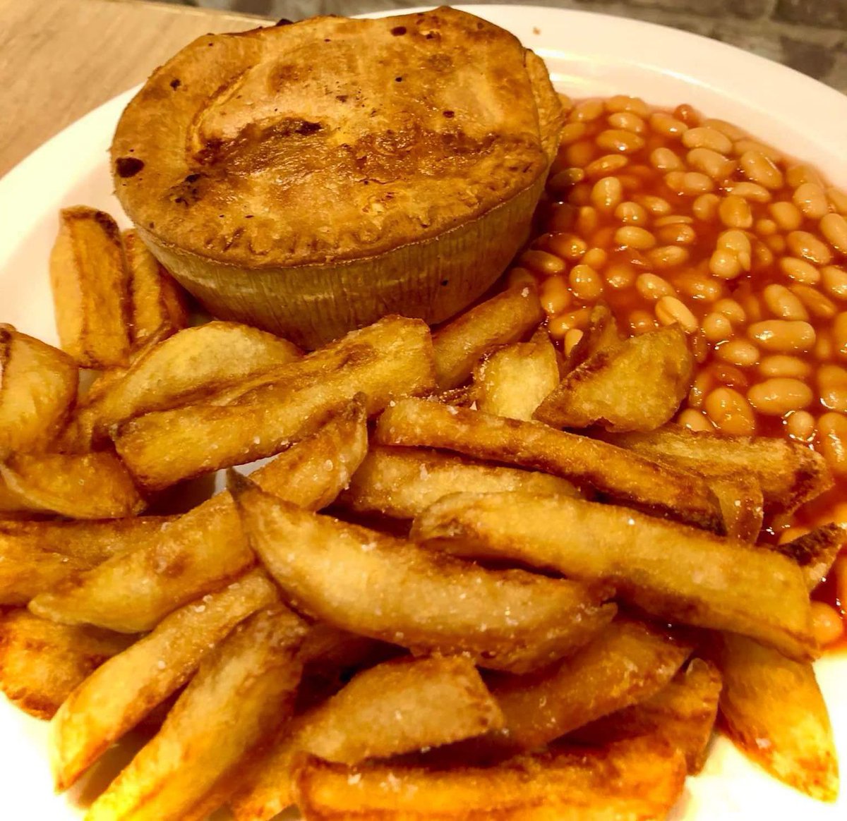 WHATSFORDlNNER's tweet photo. Steak Pie, Chips and Beans https://t.co/dEK5MYLHSJ