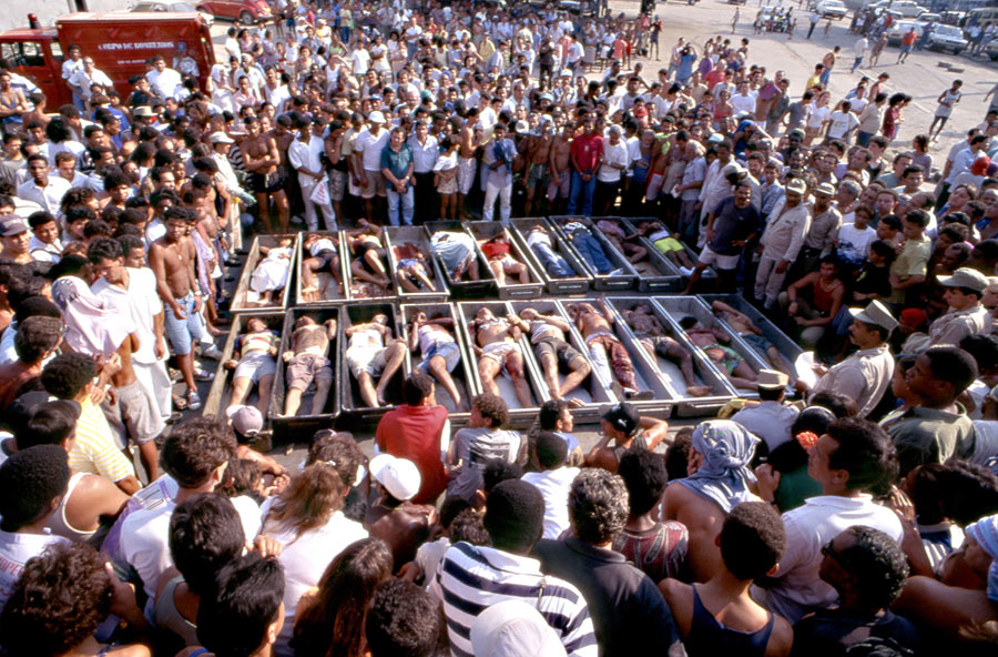 Há 31 anos, em 29/08/1993, um grupo de extermínio formado por policiais militares invadia a favela de Vigário Geral e assassinava 21 moradores da comunidade. A chacina era uma punição coletiva pelo assassinato de 4 PMs. Nenhuma das vítimas tinha antecedentes criminais.

1/25