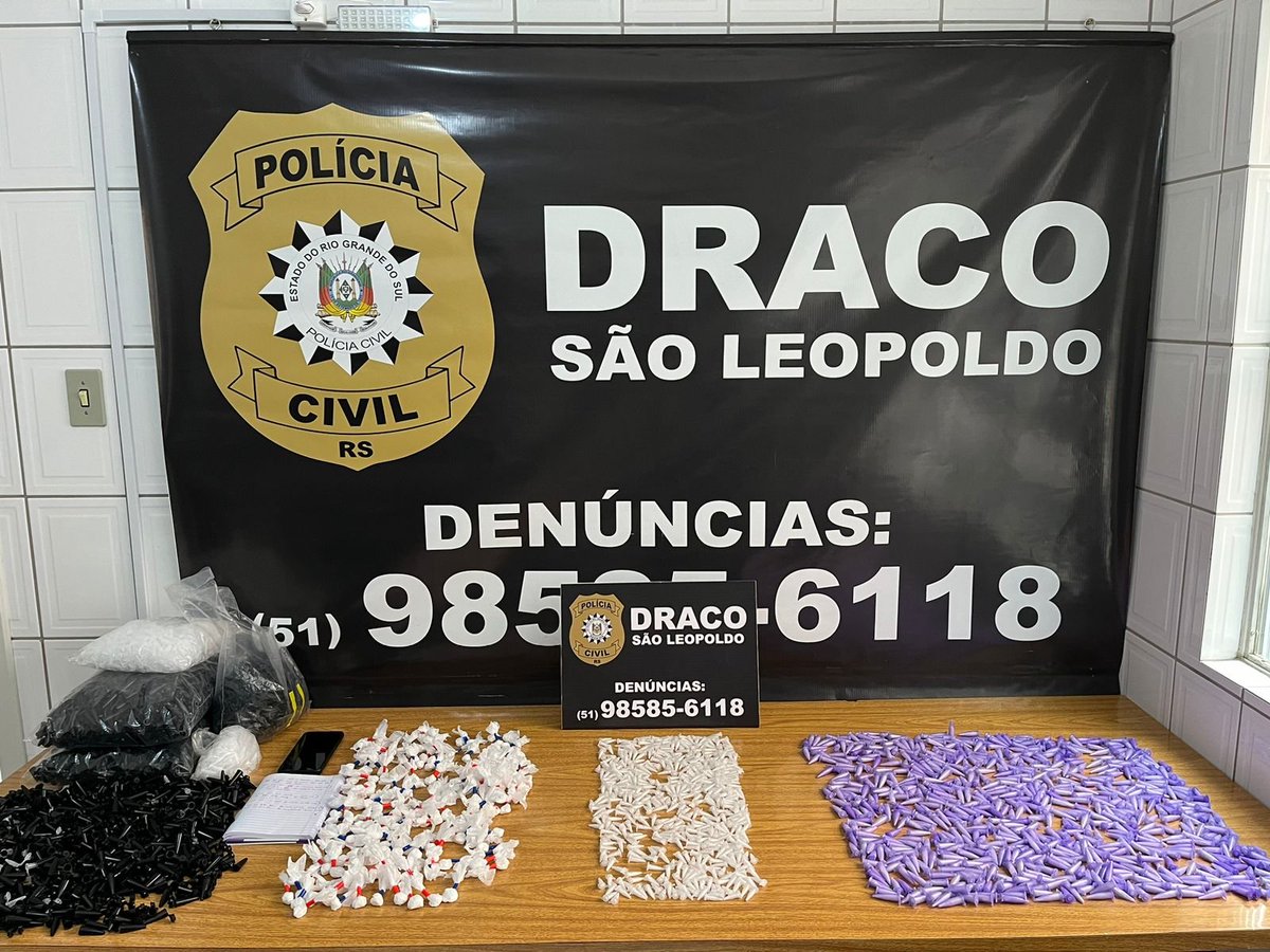 Dois indivíduos, de 22 e 25 anos, são presos em flagrante por tráfico de drogas durante #OpCreta em São Leopoldo. Em posse dos presos foi apreendido aproximadamente 1385g de cocaína.
#Draco_SãoLeopoldo
