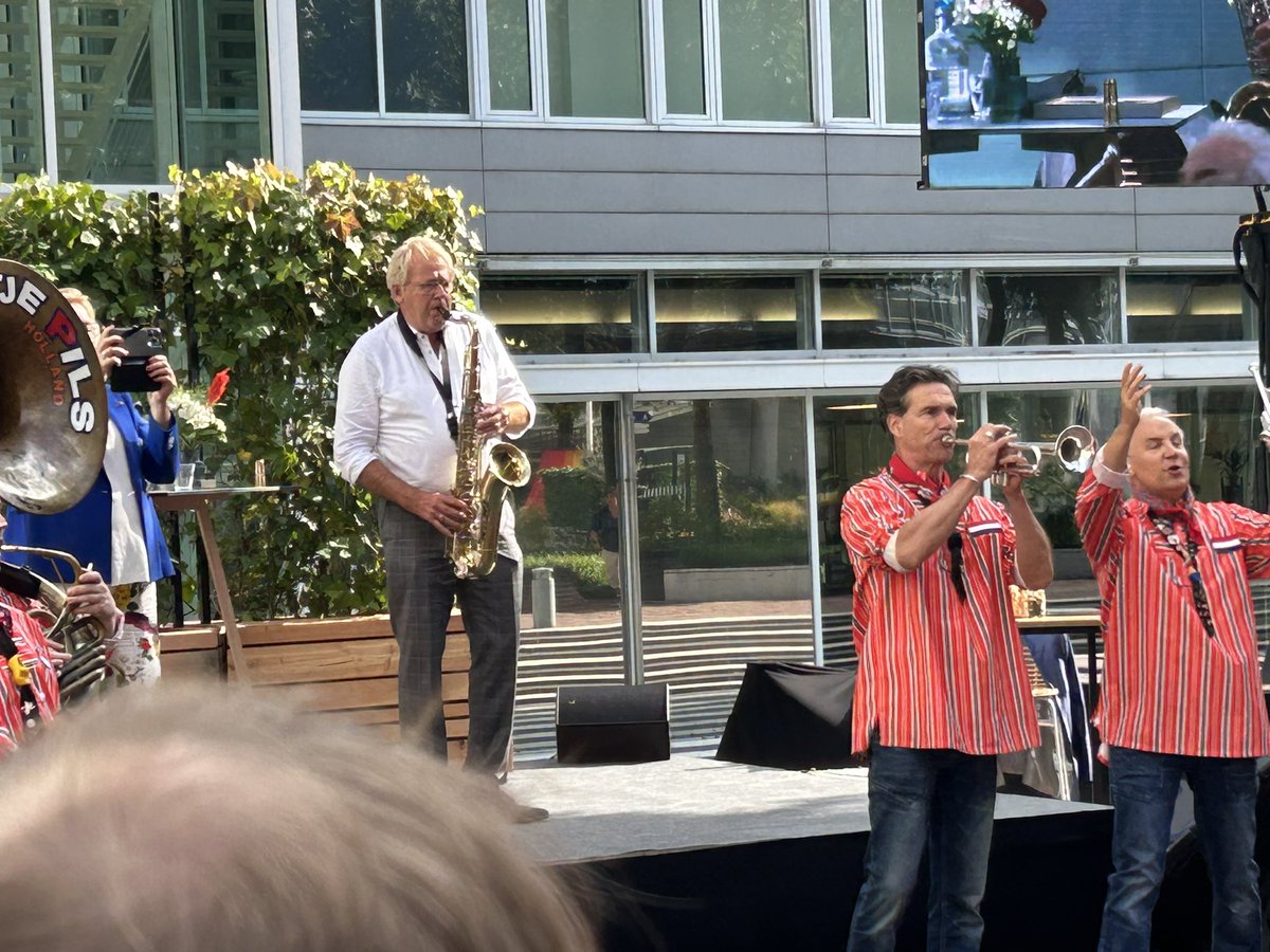 Warm afscheid van de organisatie <a href="/zuid_holland/">Provincie Zuid-Holland</a> van onze zeer gewaardeerde Commissaris <a href="/JaapSmitCdK/">Jaap Smit</a>. Gloedvolle laatste speech, mooie woorden van <a href="/MarcelvanBijnen/">Marcel van Bijnen</a>, moderatie door <a href="/tijnhoezen/">Tijn Hoezen</a>, een eigen brug voor Jaap en… Jaap blijkt een begenadigd saxofonist. Het ga je goed!