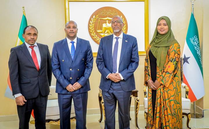 hamseosmanreal's tweet photo. Dayaxa iyo Cadceedaa
Daraad layga yeedhoo
Daruuraha kor koodaa
Durbaan layga tumayee
Dariiqaan ka laabtana
Dabaylihii ictiraafkaa
Dib usoo dagaayoo
Daris aanu noqonee
#55state of Africa ๐ is coming very soon
#Somaliland
๐๐คโค๐๐คโค๐๐คโค๐๐คโค๐ฏโ๏ธ๐ค๐คฒ๐ช https://t.co/BYlrdF6B5Q