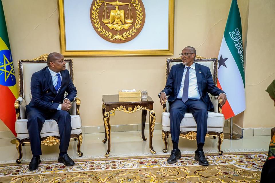hamseosmanreal's tweet photo. Dayaxa iyo Cadceedaa
Daraad layga yeedhoo
Daruuraha kor koodaa
Durbaan layga tumayee
Dariiqaan ka laabtana
Dabaylihii ictiraafkaa
Dib usoo dagaayoo
Daris aanu noqonee
#55state of Africa ๐ is coming very soon
#Somaliland
๐๐คโค๐๐คโค๐๐คโค๐๐คโค๐ฏโ๏ธ๐ค๐คฒ๐ช https://t.co/BYlrdF6B5Q