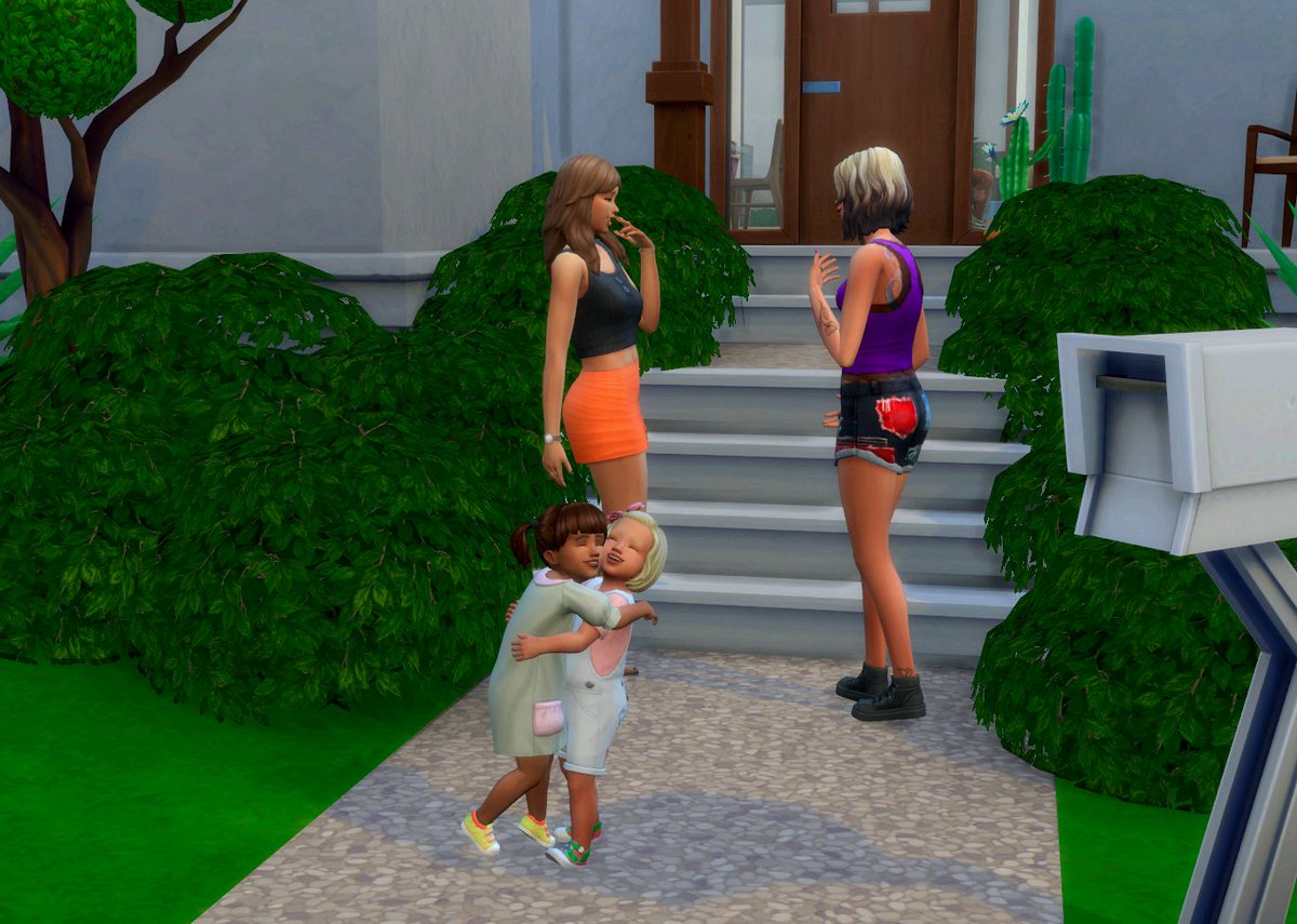 chaoticsimmer's tweet image. Switched a bit to Rowan's house as Ophelia's birthday is close and she needed a friend so we knocked on the neighbors door. And while the toddlers girls were bonding I'm not quite sure what was happening between the moms. Rowan has the jealous trait so this could end up bad 😬