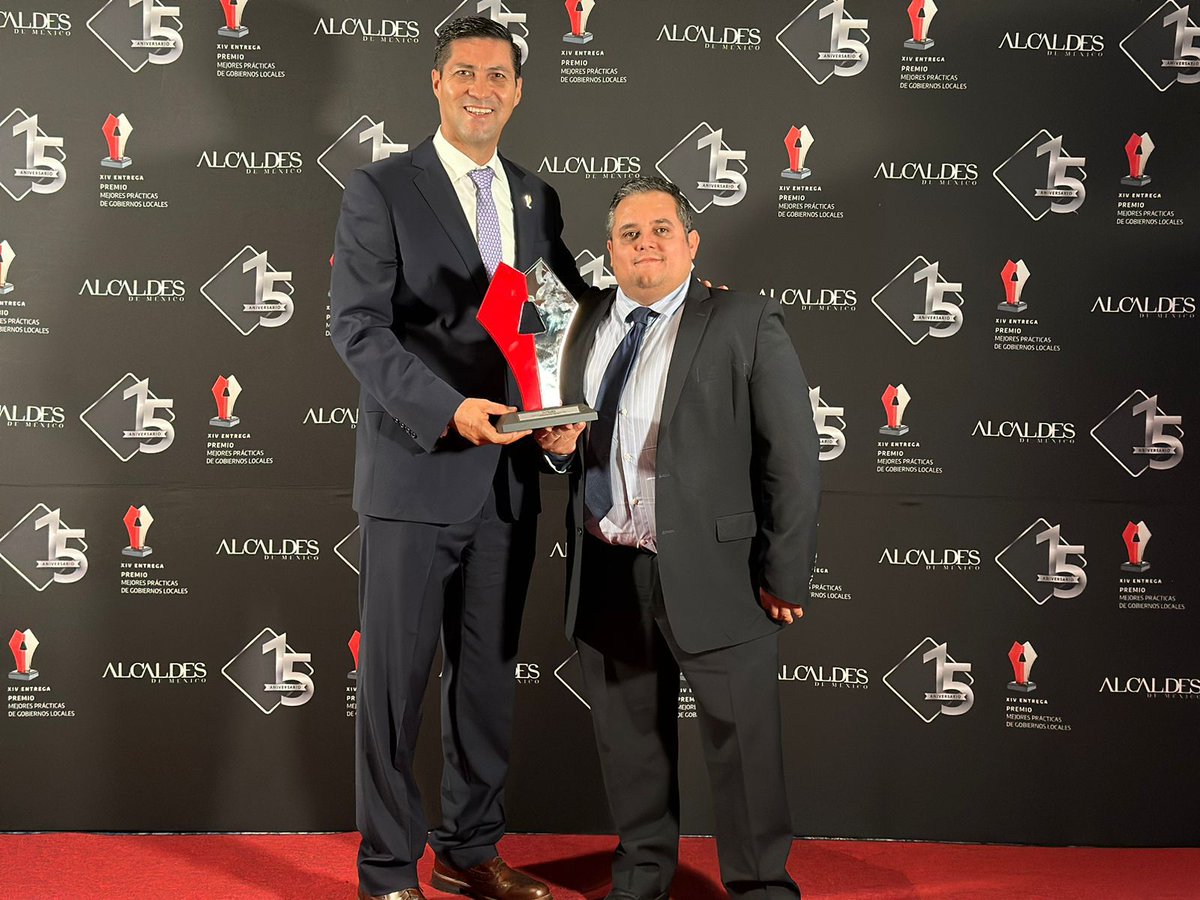 municipio_leon's tweet photo. 🎉 En los 15 años de @AlcaldesMexico, el @SIAP_Leon obtuvo el premio a Mejores Prácticas de Gobiernos Locales 2024 por el manejo sostenible de residuos sólidos en la administración de la presidenta municipal @AleGutierrez_mx. 

Un logro que refleja el compromiso de #León 🌍♻️ https://t.co/EmLw2euMtZ