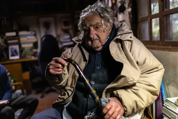 FonsiLoaiza's tweet image. Pepe Mujica: "Me hicieron un tratamiento con radiología y estoy deshecho. Quiero que me recuerden como un viejo loco. La humanidad necesita trabajar menos y tener más tiempo libre".
