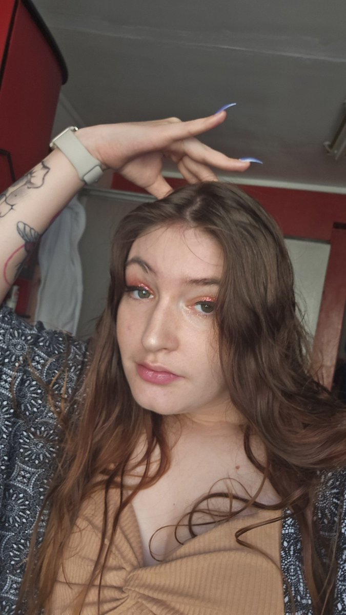 MathildeSavic's tweet image. Felt pretty once again. Also tried a new make-up look with glitters 💅