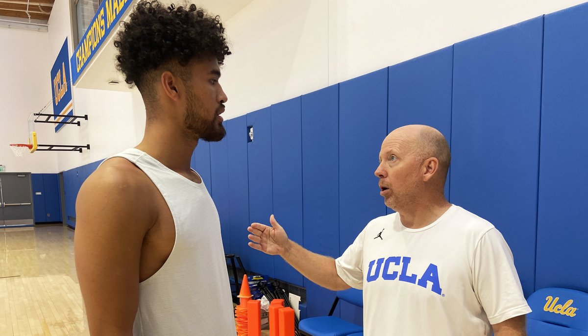 UCLAMBB's tweet photo. Always a great afternoon when 𝐉𝐨𝐡𝐧𝐧𝐲 𝐉𝐮𝐳𝐚𝐧𝐠 visits the Bruins‼️

#GoBruins | @JohnnyJuzang 🏀 https://t.co/3ND8aLp7hM