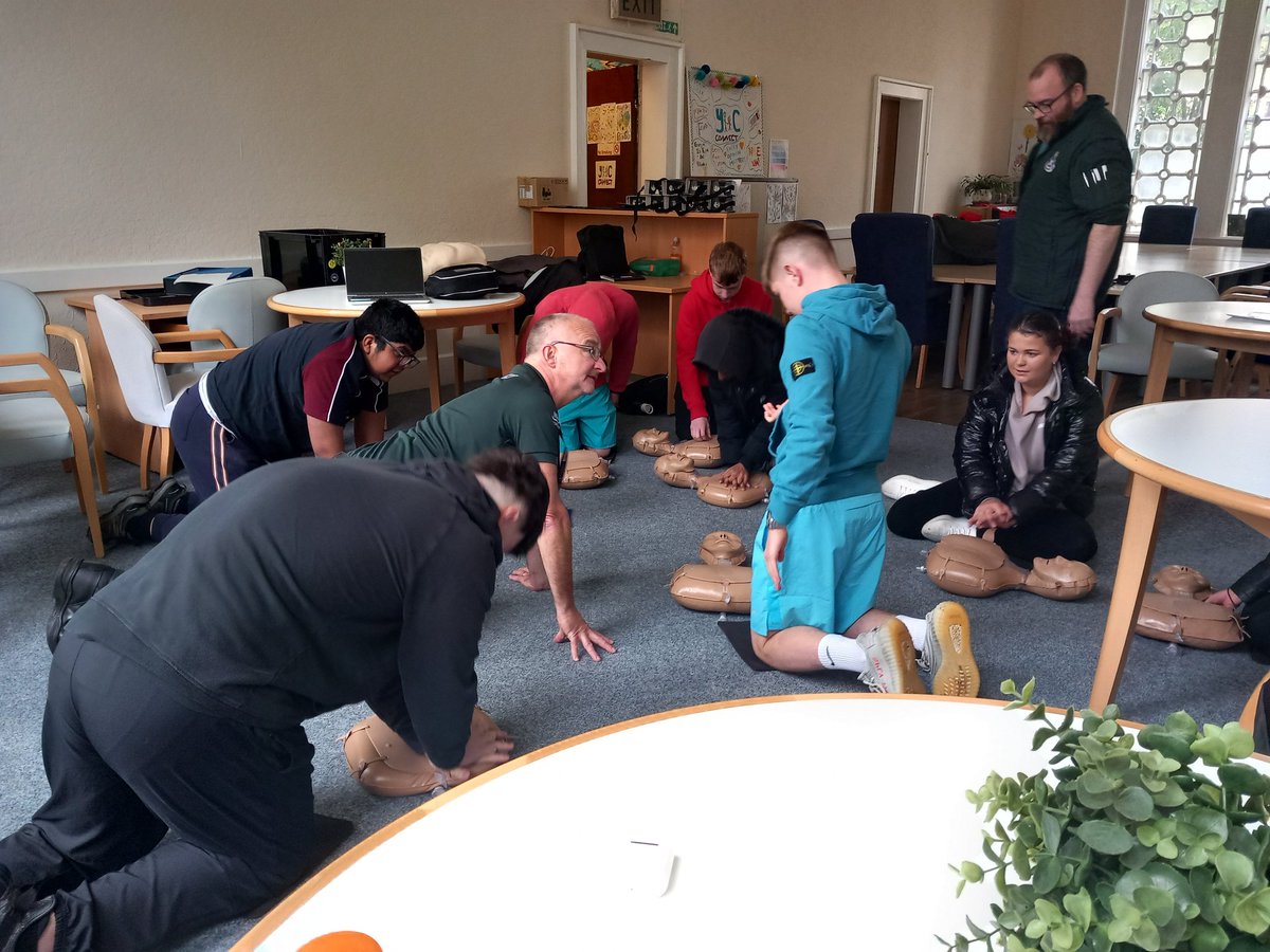 dyw_ko65751's tweet photo. Fun today at the Pathways to Employment Programme with, The Scottish Ambulance Service. Learning CPR and using the VR head sets
#holyrood #enhancingskills #increasingconfidence #gainingqualifications #hocvince https://t.co/apIJCqvnAk