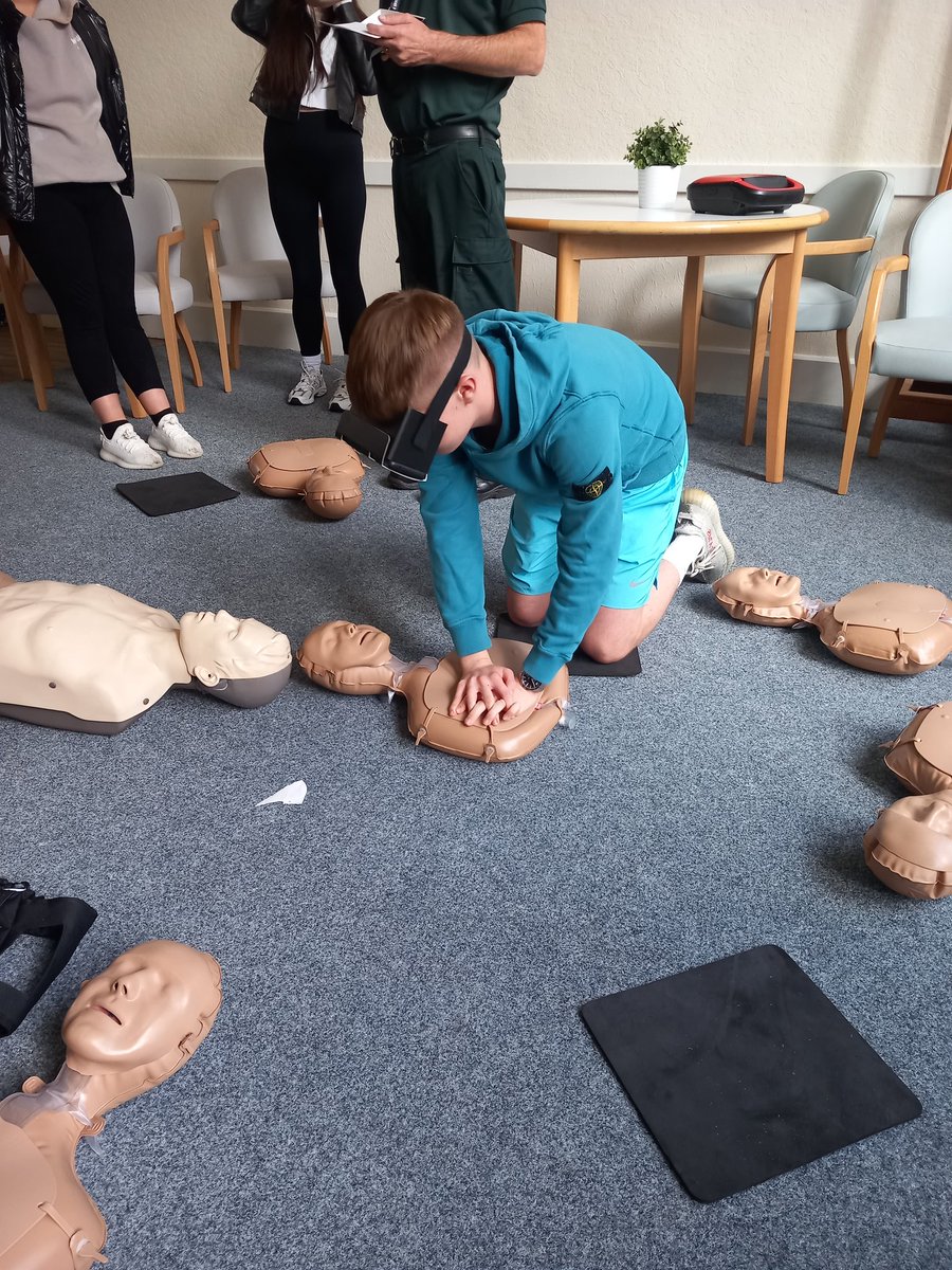 dyw_ko65751's tweet photo. Fun today at the Pathways to Employment Programme with, The Scottish Ambulance Service. Learning CPR and using the VR head sets
#holyrood #enhancingskills #increasingconfidence #gainingqualifications #hocvince https://t.co/apIJCqvnAk