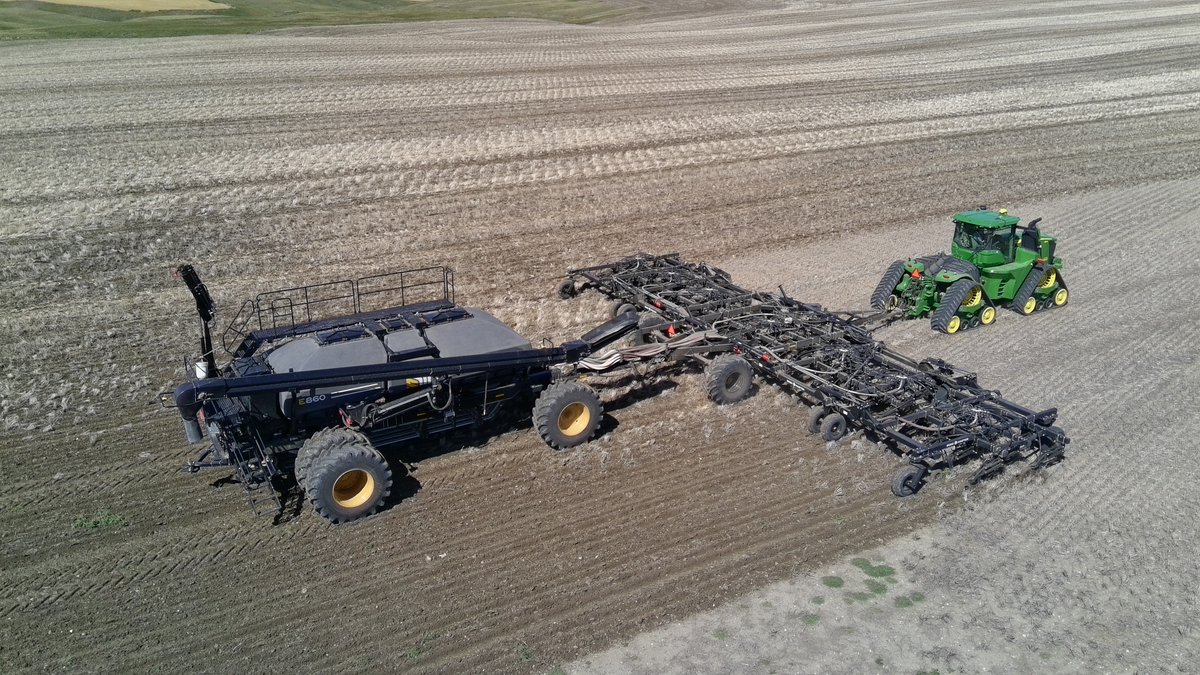 SeedMasterMfg's tweet image. The weather is cooperating a little more today. More winter wheat going in north of Valier, MT. #E860 #SMS7012 #SeedMaster