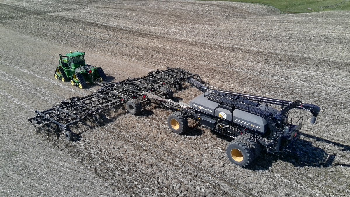 SeedMasterMfg's tweet image. The weather is cooperating a little more today. More winter wheat going in north of Valier, MT. #E860 #SMS7012 #SeedMaster