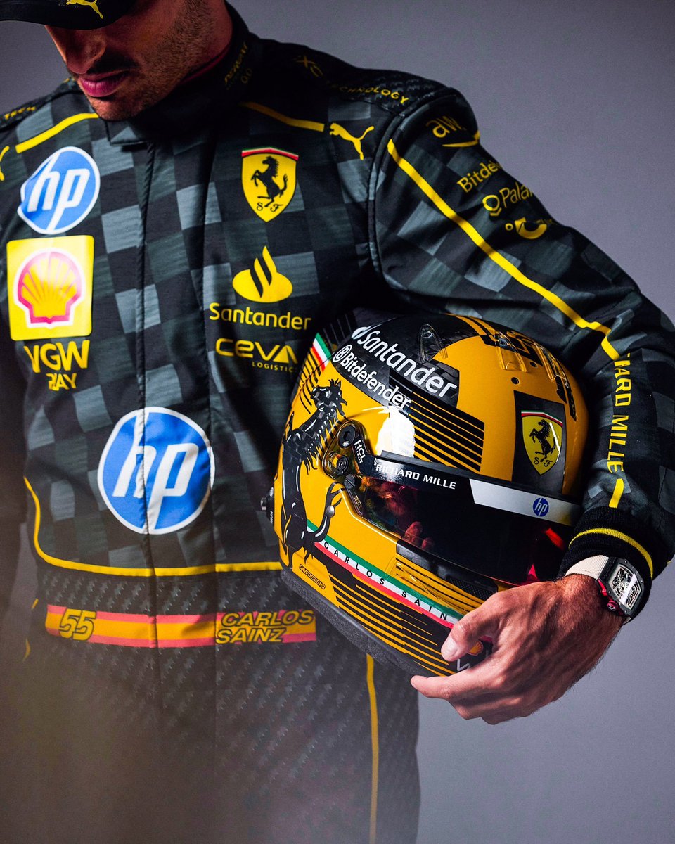 TearOffFR's tweet photo. 📸 À son tour, Carlos Sainz a dévoilé son casque spécial "Fibre de carbone" pour son dernier Grand Prix d'Italie avec la Scuderia Ferrari ! 🇪🇸 🟡

Une petite note /10 ?

#F1 #ItalianGP
