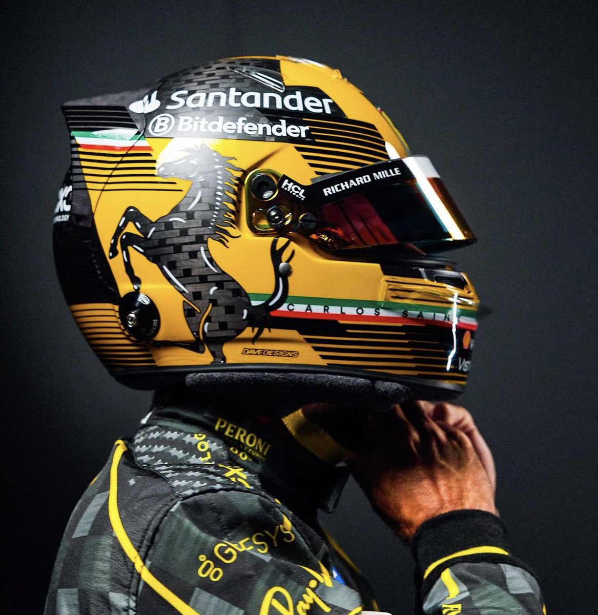 TomP1Bellingham's tweet photo. Helmet design of the year. Absolutely stunning 🤩 https://t.co/AkTljZNJ9J