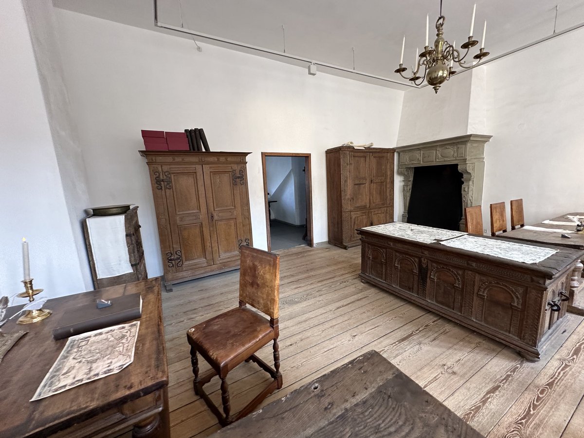 ENortonHistory's tweet photo. The 16thC royal apartments at Kronborg Castle in Helsingor, Denmark (Elsinore Castle) are a major tourist attraction, largely thanks to their immortalisation in Shakespeare’s Hamlet #helsingor #hamlet #shakeapeare https://t.co/cmNHST4nSK