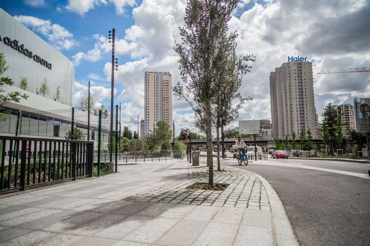 ArcadisFR's tweet photo. La Porte de la Chapelle, point de départ de la flamme olympique, accueille aussi des épreuves des #JOP2024 à l'Arena. Ce quartier a été transformé grâce à Arcadis et ses partenaires : 7 000 m² d'espaces publics rénovés, + de végétation, de pistes cyclables et de zones piétonnes. https://t.co/XGmKl5q1er
