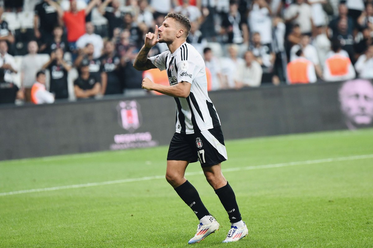 DicleEsenn's tweet photo. Güncelleme :
5 maç 6 gol !🦅
 #BJKvLUG https://t.co/SR0gr2DPYS