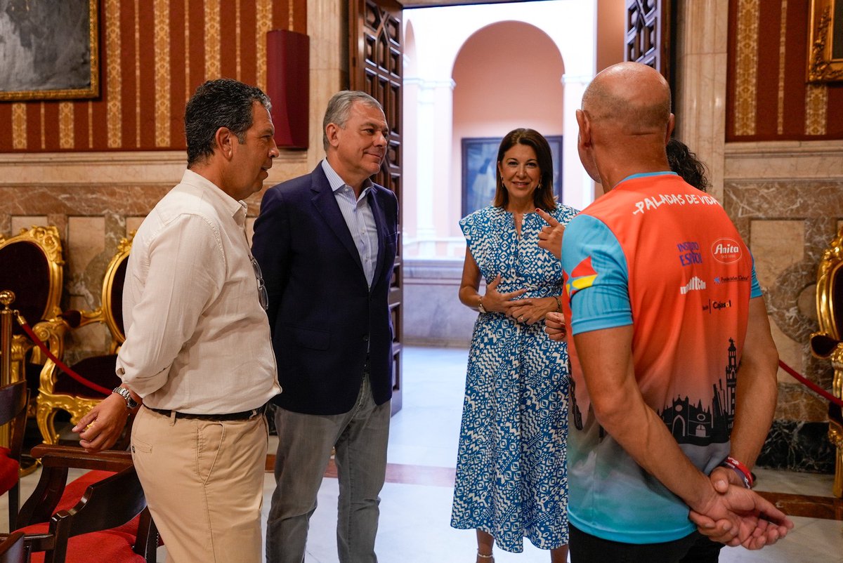 jlsanzalcalde's tweet photo. Las Dragonas BCS 🐲🚣 son pura superación y alegría. Su lucha tras el cáncer de mama se suma a sus éxitos deportivos como subcampeonas de España.

👏🏻Ha sido un honor recibiros en el @Ayto_Sevilla. 

💪🏻¡Sois ejemplo de valentía y espejo donde se miran muchas sevillanas! https://t.co/5kI41jCqc1
