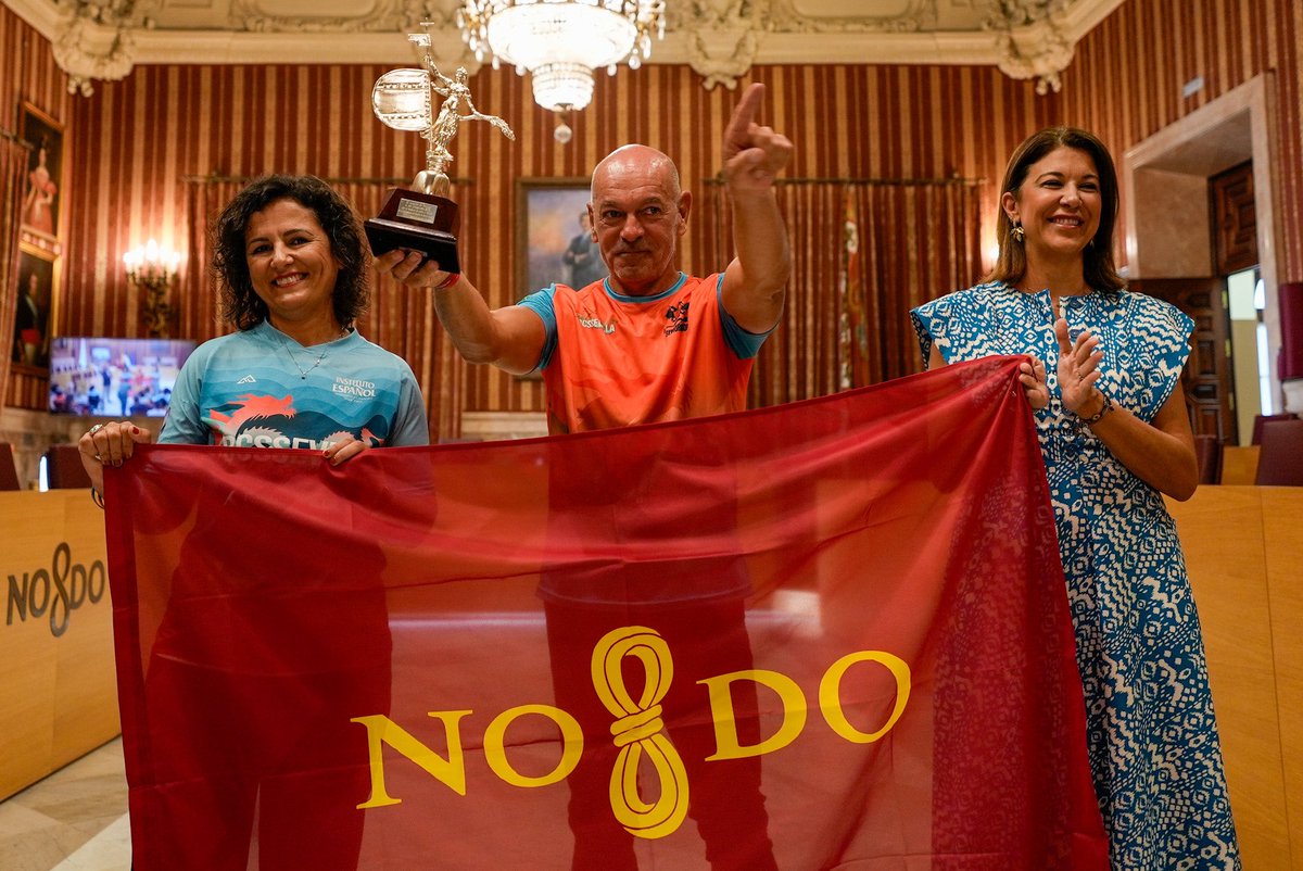 jlsanzalcalde's tweet photo. Las Dragonas BCS 🐲🚣 son pura superación y alegría. Su lucha tras el cáncer de mama se suma a sus éxitos deportivos como subcampeonas de España.

👏🏻Ha sido un honor recibiros en el @Ayto_Sevilla. 

💪🏻¡Sois ejemplo de valentía y espejo donde se miran muchas sevillanas! https://t.co/5kI41jCqc1