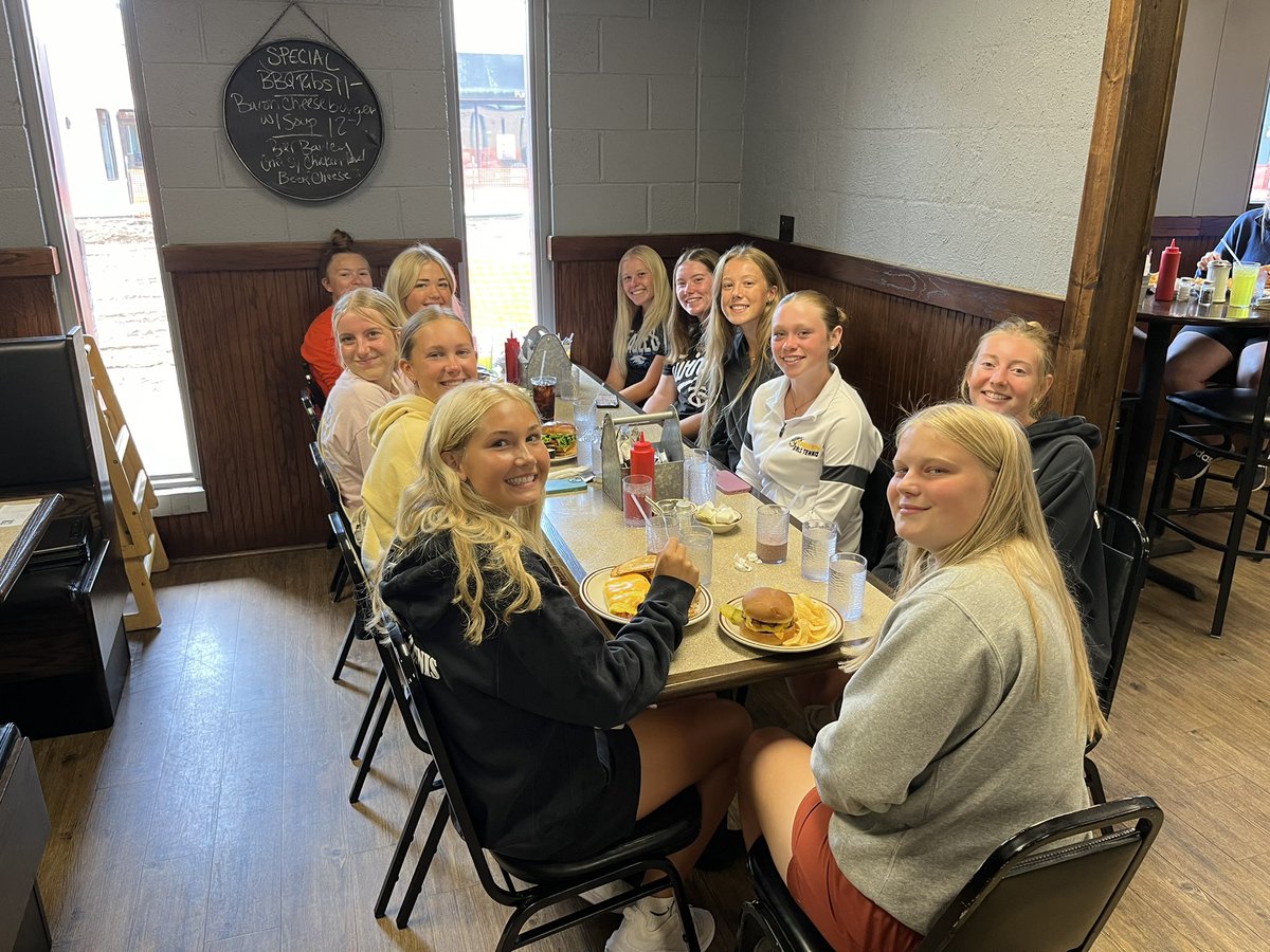 dcresap05's tweet photo. Jackets having a team meal before heading to Courts Plus to take on section opponents Roseau and EGF.  Should be a great afternoon of tennis! https://t.co/Wek2yjPFjb