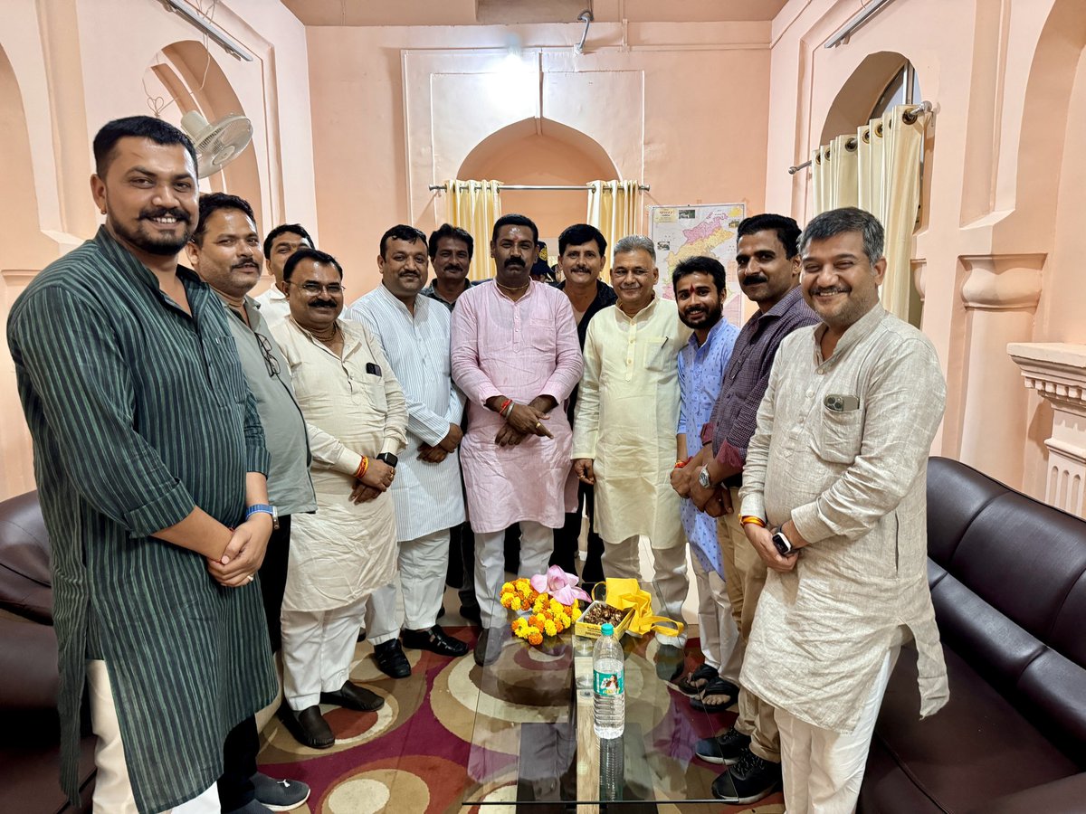 Ajay_singh55's tweet photo. परम आदरणीय मेरे बड़े भाई मेरे गुरु पूर्व ज़िलाध्यक्ष भाजपा पन्ना श्री @Satanandbjp जी भाईसाब के जन्मदिन के अवसर पर पन्ना के प्रभारी मंत्री आदरणीय श्री @Indersinghsjp जी का प्रथम आगमन हुआ सर्किट हा���स पन्ना में माननीय मंत्री जी ने भाईसाब को #कमल का पुष्प दे कर एवम् मुँह मीठा करा कर जन्मदिन की शुभकामनाएँ दी !!💐💐
हैप्पी बर्थडे भाईसाब 💐💐
सादर चरण स्पर्श 👏🏻👏🏻
@CMMadhyaPradesh 
@vdsharmabjp