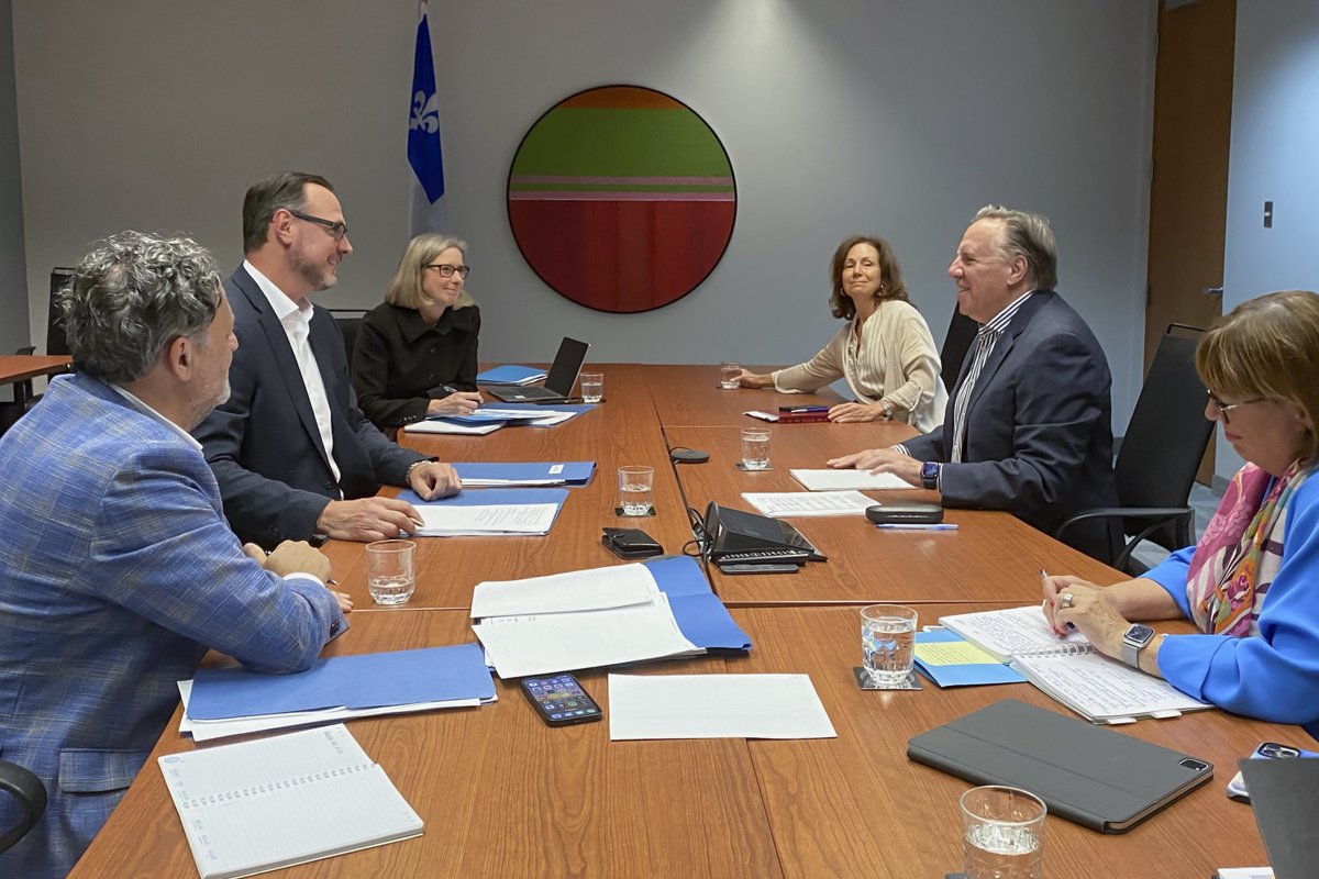 francoislegault's tweet photo. Avec le ministre de la Langue française @jfrobergeQc pour discuter des moyens d'arrêter le déclin du français au Québec. https://t.co/2xJ2nHWDKA